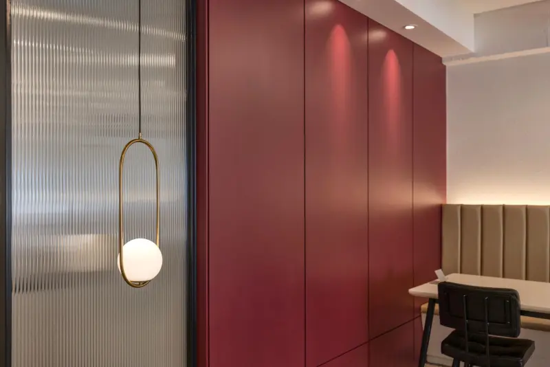 버건디 컬러가 돋보이는 모던 시크 카페 인테리어